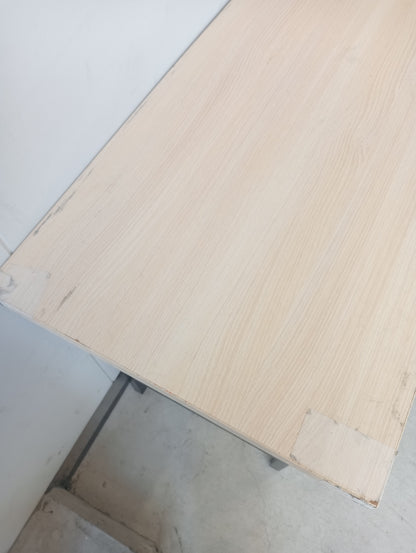 長机(淡い茶色)